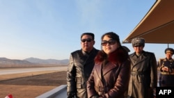 资料照片:官方的朝中社公布的摄于2023年11月30日的照片显示朝鲜领导人金正恩与据信名为金主爱的女儿视察空军。