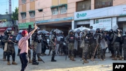 巴基斯坦准军事部队在巴控克什米尔首府穆扎法拉巴德面对抗议人士。(2024年5月13日)