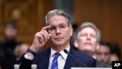 资料照片:被特朗普总统提名为财政部长的贝森特在参议院金融委员会的确认听证会上露面并接受提问。(2025年1月16日)