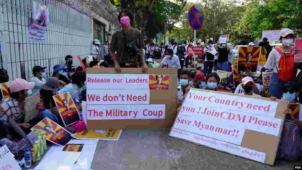 ဘရူနိုင်းသံရုံးနဲ့ ရုရှားသံရုံးရှေ့မှာ တွေ့ရတဲ့ စစ်အာဏာသိမ်း ဆန့်ကျင် ဆန္ဒပြ မြင်ကွင်း။