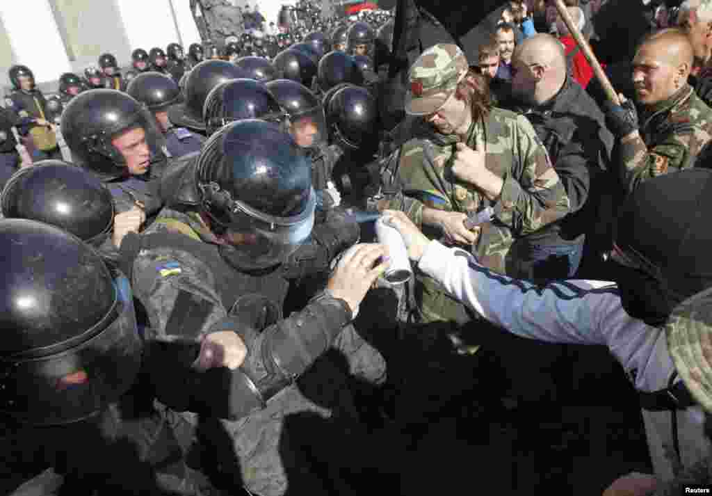 Осудили дії "провокаторів" і у "Правому секторі" : "Закликаємо усіх, хто знаходиться біля будівлі ВР, не піддаватись на провокації! Влада має багато помилок, але зараз не час радикальних дій!".