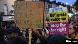 支持移民的示威者8月7日在伦敦聚集,矛头针对英国近日的反移民抗议