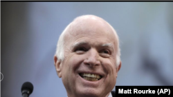 Thượng nghị sĩ John McCain nhận Huân chương Tự do tại Trung tâm Hiến Pháp Hoa Kỳ ở Philadelphia, ngày 16/10/2017. (Ảnh AP/Matt Rourke)