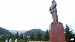 韶山访客赞扬毛泽东像