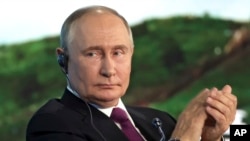 普京在俄罗斯符拉迪沃斯托克举行的东方经济论坛上鼓掌。(美联社:2024年9月5日)