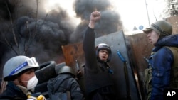 反政府抗议者2月21日在基辅独立广场设置路障