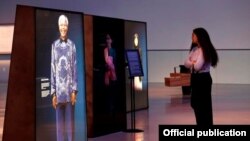 ကနေဒါနိုင်ငံ Winnipeg လူ့အခွင့်အရေးပြတိုက်မှာ ထားရှိတဲ့ ဂုဏ်ထူးဆောင် ကနေဒါနိုင်ငံသားအဖြစ် ချီးမြှင့်ခံရတဲ့ ပုဂ္ဂိုလ် (၆)ဦးထဲက ဒေါ်အောင်ဆန်းစုကြည်ရဲ့ ဓါတ်ပုံမှာ ချိတ်ထားတဲ့ မီးအလင်းရောင်ကို ပိတ်ထားလိုက်တာဖြစ်ပါတယ်။