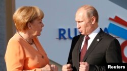 ក្រុមមន្រ្តីរបស់កុលសម្ព័ន្ធ Emirati ទៅដល់ប្រទេសអេមីរ៉ាតអារ៉ាប់រួម (United Arab Emirates) សម្រាប់ការសម្ភោធគម្រោង Mohammed bin Rashid Al Maktoum Global Initiatives នៅក្នុងសាលប្រជុំមួយនៅអគារ Emirates Towers ក្នុងក្រុង Dubai ប្រទេសអេមីរ៉ាតអារ៉ាប់រួម។