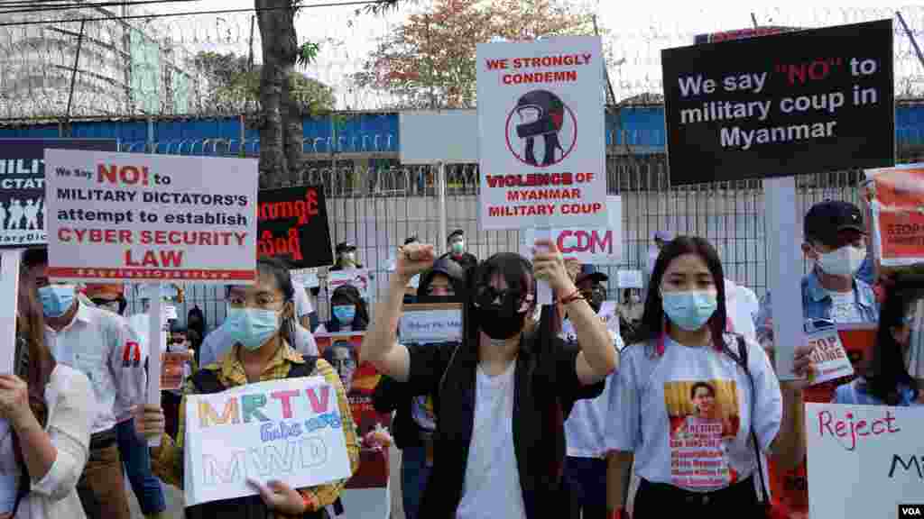 ဘရူနိုင်းသံရုံးနဲ့ ရုရှားသံရုံးရှေ့မှာ တွေ့ရတဲ့ စစ်အာဏာသိမ်း ဆန့်ကျင် ဆန္ဒပြ မြင်ကွင်း။