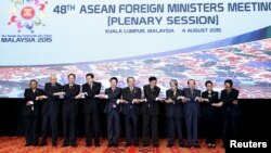东盟各国外长在马来西亚吉隆坡召开的峰会上合影 (2015年8月4日)