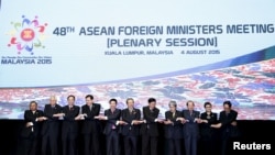 东盟各国外长在马来西亚吉隆坡召开的峰会上合影 (2015年8月4日)