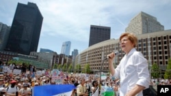 参议员沃伦在一场支持移民的集会上。(2018年6月30日)