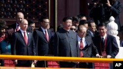 2015年9月3日江泽民被搀扶登上天安门,站在习近平主席一侧,习近平另一侧是李克强总理和俄罗斯总统普京