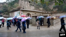 2016年10月22日,人们参观中国国家主席习近平青年时期在中国陕西省梁家河住过的窑洞。 这三个窑洞迎接了源源不断的共产党朝圣者