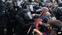 资料照片:警方与冲击国会大厦的骚乱分子发生冲突。(2021年1月6日)