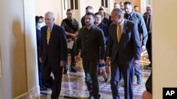 乌克兰总统弗拉基米尔·泽连斯基(中)2023年9月21日星期四,在华盛顿美国国会大厦与国会议员会面后,与参议院少数党领袖米奇·麦康奈尔(左)和参议院多数党领袖查克·舒默(右)同行。