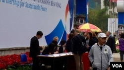 因金正恩入住白宫媒体中心被迫撤离,领证柜台改设在马路边(美国之音黄耀毅拍摄)