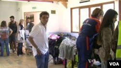 法国志愿者帮助新来的移民（2015年9月11日）