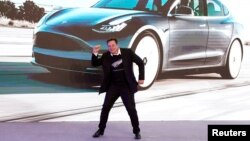 资料照:特斯拉创始人马斯克在上海的一次特斯拉电动车的销售活动上。(2020年1月7日)