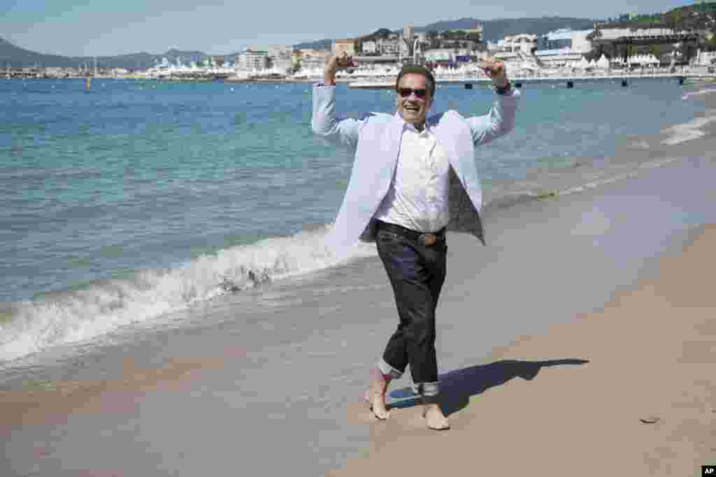 在法国南部的戛纳举行的第70届戛纳国际电影节上,影星施瓦辛格在海洋保护纪录片《海洋奇观3D》(Wonders of the Sea 3D)的发布会上, 70岁高龄的阿诺·施瓦辛格( Arnold Schwarzenegger) 为该片配音(2017年5月20日) 