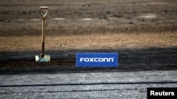 2018年6月28日,在美国威斯康辛州普莱森特山富士康科技集团LCD制造园区奠基仪式上的铁铲和富士康标志。