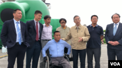 吴仁华(右三)和六四亲历者方政、王丹、周封锁、李晓明、滕彪和王军涛等在台北中正纪念堂前的坦克人装置艺术前。(萧洵拍摄)