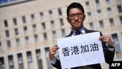 在中意两国外长会晤期间,香港民主活动人士罗冠聪在意大利外交部外对媒体讲话向罗马施压。 (2020年8月25日)