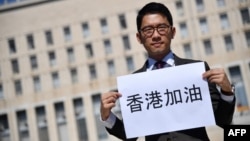 2020年8月25日在中意两国外长会晤期间,香港民主活动人士罗冠聪在意大利外交部外对媒体讲话向罗马施压