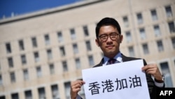 资料照:香港民主活动人士罗冠聪在意大利外交部外对媒体讲话向罗马施压。 (2020年8月25日)