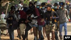 မတ်လ ၂၉ ရက်နေ့ ရန်ကုန် သာကေတမြို့နယ် ဆန္̔ဒပြပွဲအတွင်း ရဲနဲ့ စစ်တပ်ဘက်က ဖြိုခွင်းမှုအတွင်း ဒဏ်ရာရသူတဦးကို သယ်ဆောင်လာတဲ့ မြင်ကွင်း။ (မတ် ၂၉၊ ၂၀၂၁)