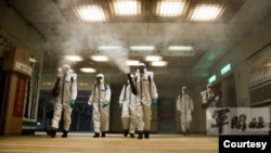 台湾陆军33化学兵群执行台北捷运消毒作业(台湾军闻社提供)