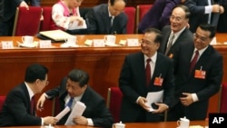 2013年3月5日,中国人大会议开幕式之后,习近平、李克强、王岐山和胡锦涛、温家宝。孙政才被认为是温家宝和胡锦涛选择的第六代领导人之一。