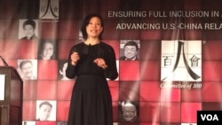 陈冲2016年4月16日在“百人会”上发表演讲(美国之音斯洋拍摄)