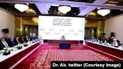 喀布尔和塔利班和谈人员在卡塔尔举行会谈。(照片来源:Dr. Ab. twitter (Courtesy Image)
