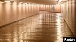 资料照:一次暴雨后德国柏林地铁一个站的入口 (2017年6月29日)