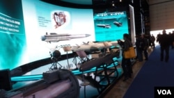战术导弹公司在莫斯科航展上展出的各种导弹 (美国之音白桦拍摄)