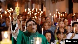 天主教神父邓友南10月26日晚间在越南义安省安城教堂内为英国卡车尸体惨案的39名死者举行烛光祷告仪式,有大约500人参加。