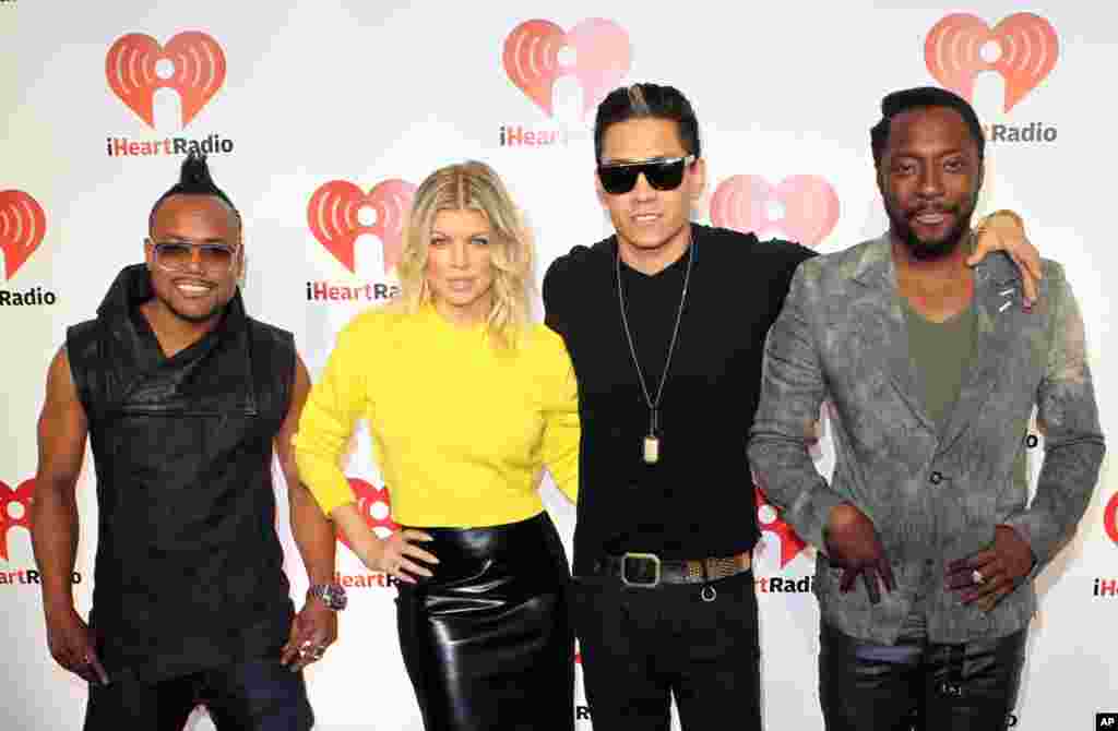 美国的黑眼豆豆(Black Eyed Peas)演唱组在拉斯维加斯(2011年)。这个演唱组参加了在曼彻斯特举行的慈善音乐会。