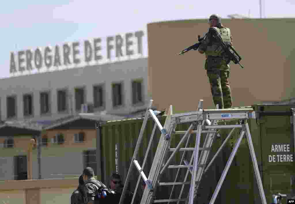 2013年1月19日,法军第五战斗直升机团的一名士兵守卫着巴马科附近的马里陆军101航空基地。这里目前是法军驻地。