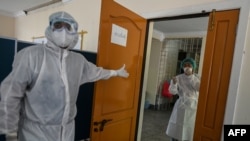 ရန်ကုန်မြို့ရှိ Quarantine စင်တာတခုမှာ တွေ့ရတဲ့ ကျန်းမာရေးတာဝန်ရှိသူများ။ (မေ ၁၆၊ ၂၀၂၀)