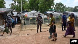 ရိုဟင်ဂျာခေါင်းဆောင် မူဟစ်အူလာအသတ်ခံခဲ့ရတဲ့ အုပ်ချုပ်ရေးရုံးအနီး လုံခြုံရေးချထားစဉ်။