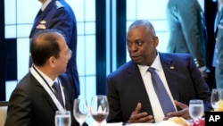 6月3日,菲律宾国防部高级副部长兼主管官员小卡利托·加尔维斯 (Carlito Galvez Jr.)与美国国防部长劳埃德·奥斯汀(Lloyd Austin) 在第 20 届香格里拉对话会上交谈。