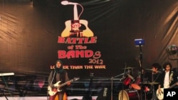 印控克什米尔“曙光” (Pragaash)少女摇滚乐队2012年12月23日在斯利那加年度音乐赛上表演