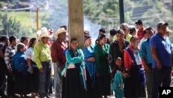 ရွေးကောက်ပွဲအတွက် မဲဆန္ဒရှင်တွေကိုတွေ့ရစဉ်