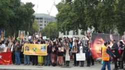 ဗြိတိန်ရောက် မြန်မာတချို့ ဒေါ်အောင်ဆန်းစုကြည်ကို ထောက်ခံဆန္ဒပြ ဗြိတိန်ရောက် မြန်မာတချို့ ဒေါ်အောင်ဆန်းစုကြည်ကို ထောက်ခံဆန္ဒပြ