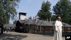 အော့ဇ်ဝစ်ဇ် သေမင်းတမန် အကျဉ်းစခန်းဟောင်းကို ပုပ်ရဟန်းမင်းကြီး သွားရောက်ကြည့်ရှု။ (ဇူလိုင် ၂၉၊ ၂၀၁၆)