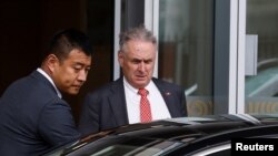 澳大利亚贸易与旅游部长唐·法雷尔(Don Farrell)周四抵达北京机场后,乘车前去与中国商务部部长王文涛举行会谈。2023年5月11日。