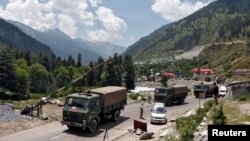 印度军队士兵驾驶军车行驶在通往中印边境的道路上。(2020年6月17日)