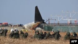 一架济州航空波音 737-800 系列客机在首尔西南约 288 公里的全罗南道务安国际机场坠毁并起火,韩国士兵在飞机残骸附近搜寻失踪乘客