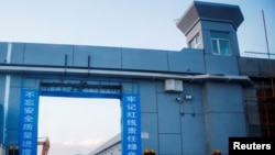 资料照片:新疆达坂城一处中国官方称为职业训练中心的大门。(2018年9月4日)